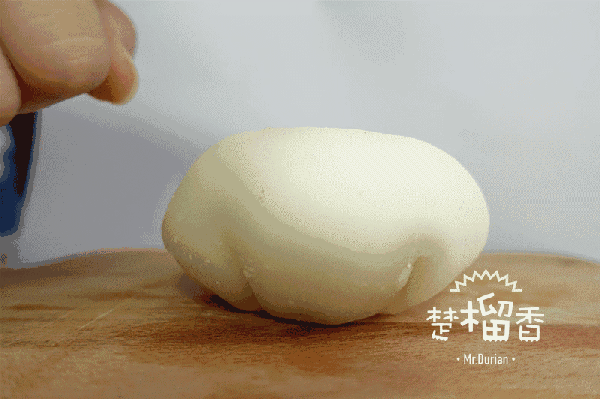 雪媚娘软糯如棉花糖,弹性十足,咬一口,冰皮在唇齿间蠕动,q弹中又带着