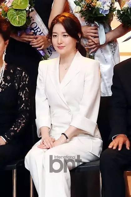 李英爱时隔12年后复出,不愧是韩国人心中的女神
