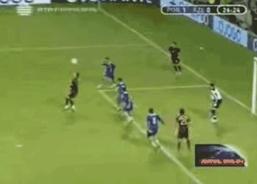 有些球迷甚至画出一副搞笑的图片来讽刺c罗的倒钩跟别人的倒钩不同之