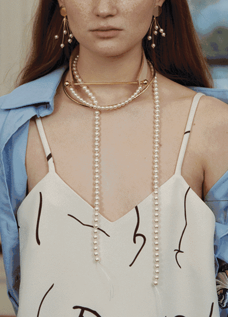 光是项链的设计,就推出了许多种不同材质结合的款式,时下流行的珍珠