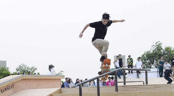 极限轮滑也叫特技直排轮,玩极限轮滑的人被成为rollerblading.