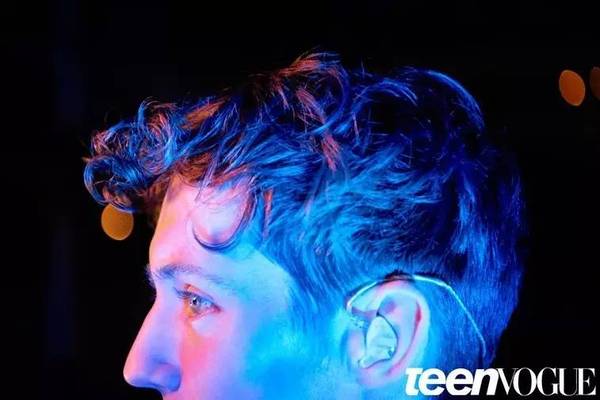 戳爷troye sivan登上青少年版《vogue》封面