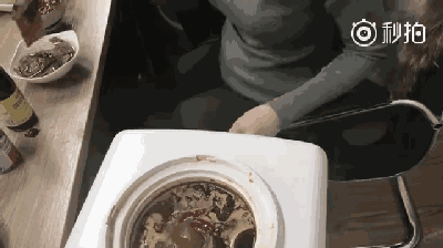 在烧滚的水里加上牛油, 我想现在这台饮水机已经正式报狭了吧!