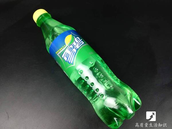 分别把三朵玫瑰放入 盛有等量液体的相同的容器中 其中雪碧和水的比例