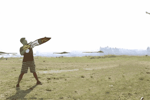 ps恶搞:求大神p的更加惊险,这哥们要掉河里了!