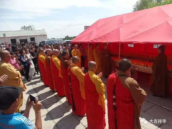 逊克县大吉祥寺恭请《大悲咒》装藏佛身,弘扬佛法