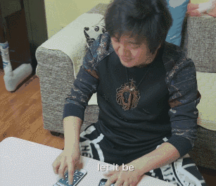 他就用手机弹唱了一首来自英国摇滚乐队the beatles(披头士)的《let