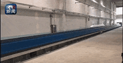 高铁实验室中一辆时速为250km/h的高铁动车模型飞驰而过
