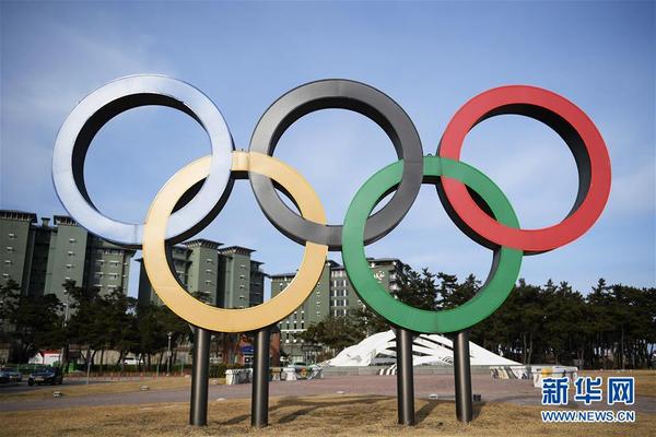 这是2月7日在韩国平昌奥林匹克公园里拍摄的奥运五环标志.