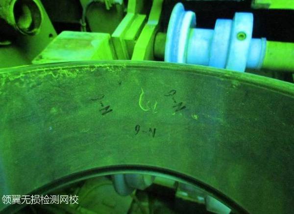 外圈滚道大面积密集型磨削裂纹 网状 内圈滚道碳化物带状(沿流线