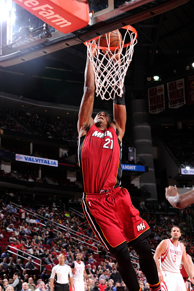 白边5次封盖雄霸三秒区 末节关键防守锁定胜势