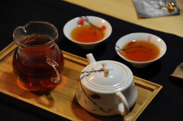 喝茶不宜人多,人多会有泡茶之累,会有喧嚣之闹.