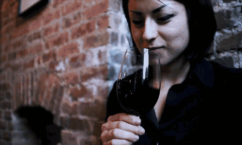 喝酒前,如果有人问:为什么要摇杯?