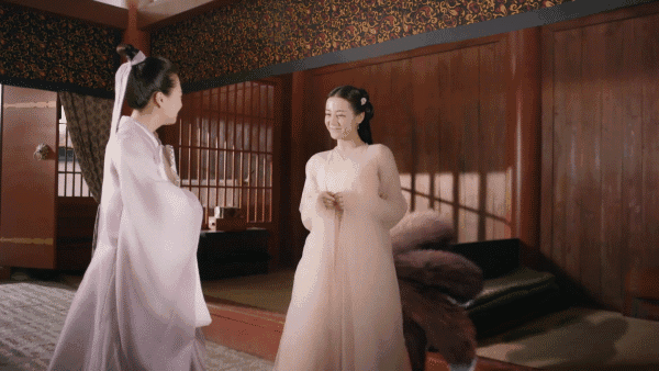 4.凤九的娘亲是红狐,父亲是白狐,她生来就是个白爪白尾的小红狐.