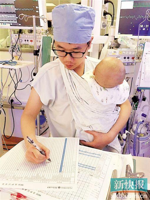 重症监护室4个月大的患儿一抱就安静,一放下就哭个不停,男护士只得用床单扎了个背带,将患儿兜在胸前,对其又拍又托,并边照顾其他患儿,边工作……这样充满爱心的场景,被广东省人民医院NICU(新生儿重症监护病房)的同事拍下来,放到微信朋友圈上,冠之“省医奶爸”的爱心图一时热传,男护士“奶爸”谢国波意外走红。