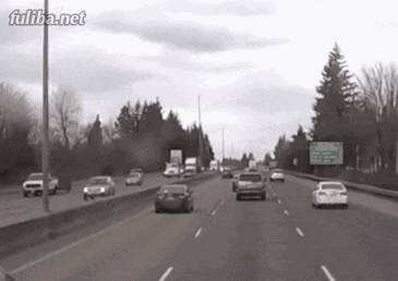 为了坐上免费顺风车,他不惜报废了一台新买的摩托车