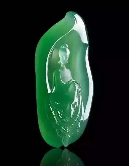 对那些设计巧妙,做工精细,整件作品有神韵,这些佳作不能与一般翡翠