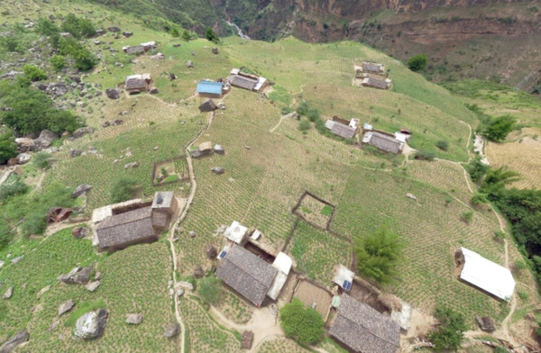 四川"悬崖村"将建景区,村民踏上致富路