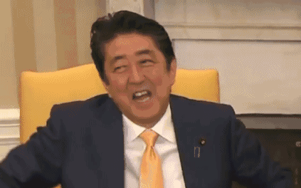川普大力握手捏哭安倍 网友:期待他和莫迪的世纪对决