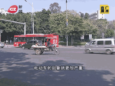 行喺机动车道上 除咗行人 电动车嘅乱象就更加严重 有唔少电动车 经过