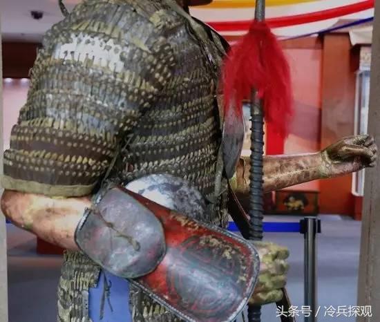 从汉代军事城堡出土的铁制胄甲发现,当时用于战争的扎甲重约二十二斤