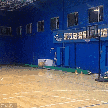 点赞哦~ 【篮球帝】微信最全篮球gif图库 长按下方二维码,识别,关注