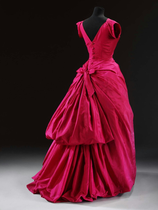 真丝塔夫绸晚礼服,cristóbalbalenciaga,1955年于法国巴黎.