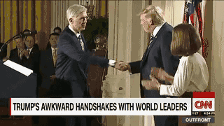 特朗普和安倍超尴尬握手,安倍表情亮了!