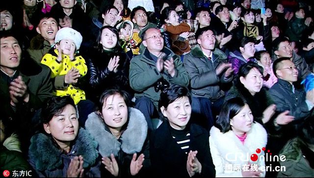 当地时间2017年2月16日,朝鲜平壤,朝中央电视台16日播放了,前领导人金正日生日,即“光明星节”当日,朝鲜在大同江一带燃放烟花庆祝画面。 东方IC