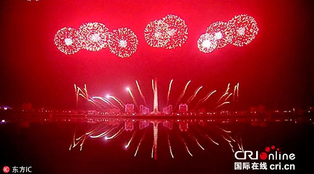 当地时间2017年2月16日,朝鲜平壤,朝中央电视台16日播放了,前领导人金正日生日,即“光明星节”当日,朝鲜在大同江一带燃放烟花庆祝画面。 东方IC