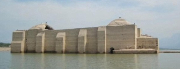 这座百年教堂始建于16世纪,是当时去墨西哥传教的一群僧侣们修建的。1966年,这座教堂被洪水淹没,从此失去踪迹。由于干旱导致湖水水位下降,这座教堂得以重新出现在人们的视野中,而且保存得很完好。