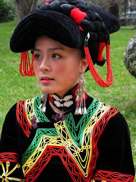 彝族婚纱最美_最美的彝族姑娘图片