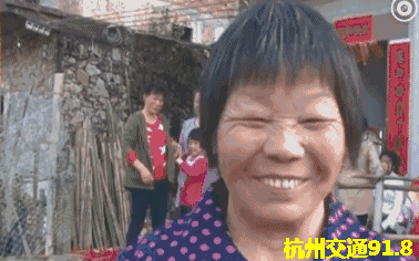 广东一女婿用无人机送红包 丈母娘绑上活鸡回赠