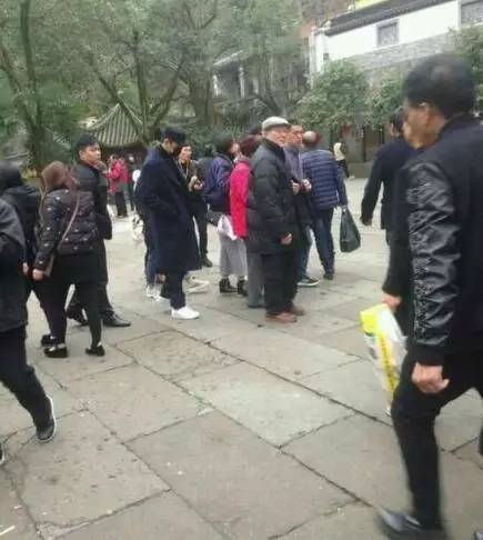 胡歌低调寺庙求姻,还去拜访富豪?穿拖鞋拍照却依旧引人注目