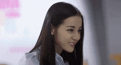 和爱豆握手后偷笑的表情仿佛就是电视机前的我们.