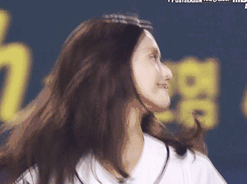 长相纯美,有邻家少女感的林允儿确实灰常招人稀饭,很有亲和感,尤其是