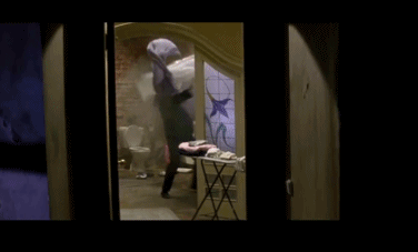 为了脱险,成龙扯掉金发美女浴巾!但坏蛋觉悟也不低啊!