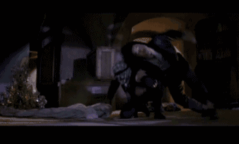 为了脱险,成龙扯掉金发美女浴巾!但坏蛋觉悟也不低啊!