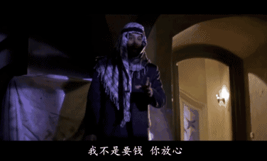 为了脱险,成龙扯掉金发美女浴巾!但坏蛋觉悟也不低啊!