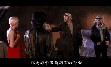 为了脱险,成龙扯掉金发美女浴巾!但坏蛋觉悟也不低啊!