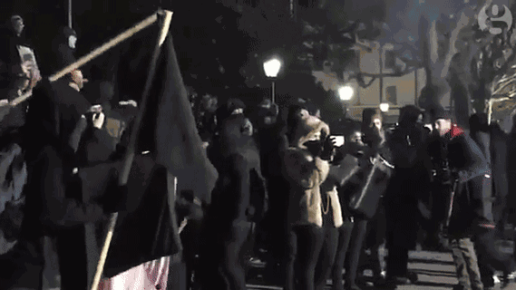 为抗议川普支持者演讲,伯克利校园发生千人暴动,警察向人群开枪