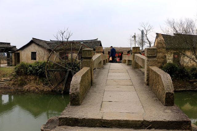 跨过小石桥,为庄桥村,展现一幅上世纪江南农村的生活场景.