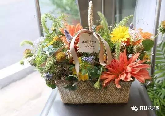 人人都来学花艺 随着韩式花艺的风行, 越来越多的国内花店 风格和花艺向韩风靠拢。 而今天 小编就给大家整理了时下流行的韩式花篮。 韩式花篮以其独有的精致、浪漫、自然风 受到许多国内花店的欢迎。 韩式花篮讲究花和叶的完美搭配。 大多选用进口花材,颜色真的是美爆了 小编特意搜寻了韩国几家网红花店的花篮 怎样做出精致小花篮 往下看就知道啦!!! 弧形花篮