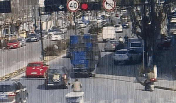 路怒!桐乡有人驾车被撞得四脚朝天,现场一片狼藉