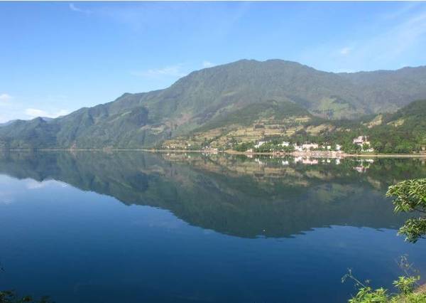 它是我国第三大高山湖泊,马湖中心还有一龟形小岛,名金龟岛.