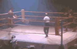 当一个身材火辣的美女从你身边经过时.