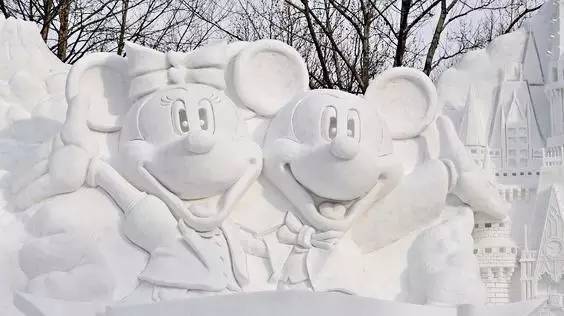各种卡通人物造型的雪雕,深得游客们的喜爱 薄野会场