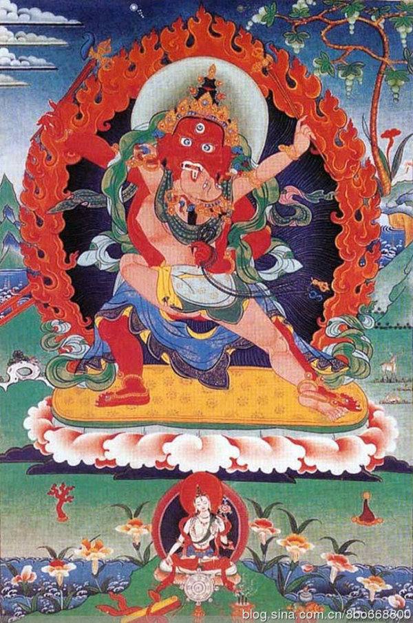 绿财神的形象为上身穿红色的铠甲,一面二臂,二目善怒面,以各种宝物为