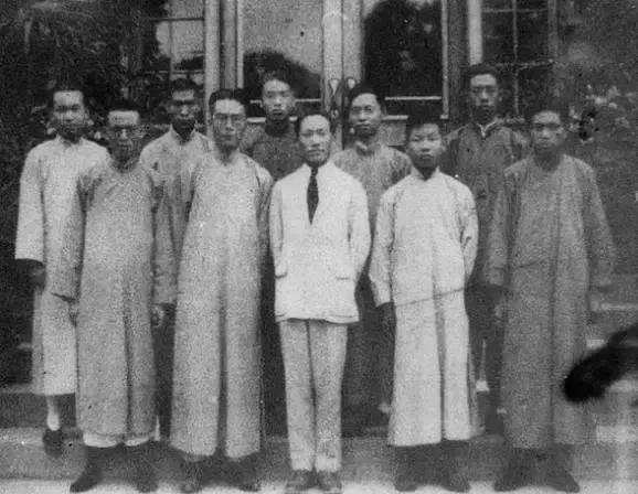 1929年在清华大学北院7号叶企孙先生住处前合作,右三为叶企孙 那时的