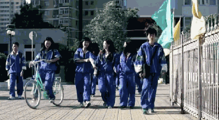 你最不喜欢的那件校服又出来